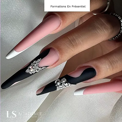 Coaching privé prothésie ongulaire — poses longues nude et noires avec strass — LS Académie Nice