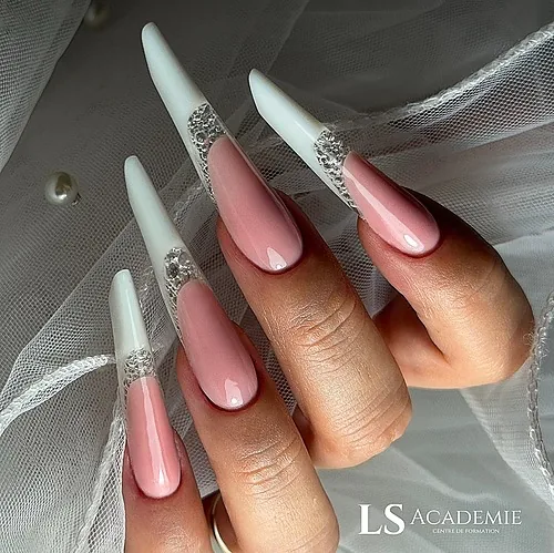 Pose Popit créative — extensions d'ongles nude et blanches avec strass — LS Académie Nice