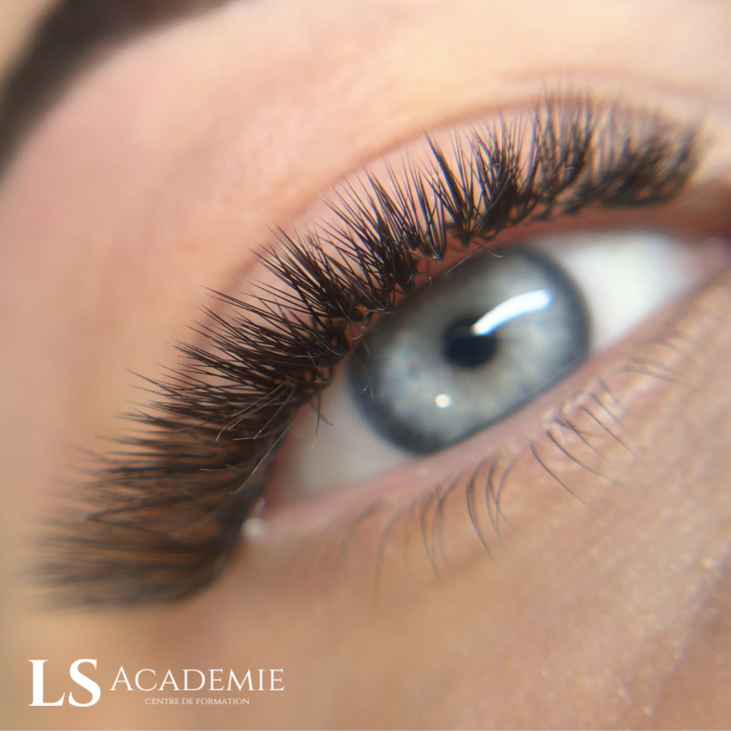 Extensions de cils à la formation Eyes Designer, découvrez des techniques avancées pour sublimer le regard de vos clients, en maîtrisant l'extension de cils, l'épilation au fil, le browlift et bien plus encore cpf nice marseille extensions de cils