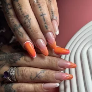 AIRBRUSH Cette formation permet aux professionnelles de découvrir et maîtriser l’utilisation de l’aérographe (airbrush) pour la décoration d’ongles. Elle combine l’apprentissage technique de l’appareil, l’entretien, la colorimétrie, la création de dégradés ainsi que l’utilisation de pochoirs pour un rendu professionnel, précis et rapide.