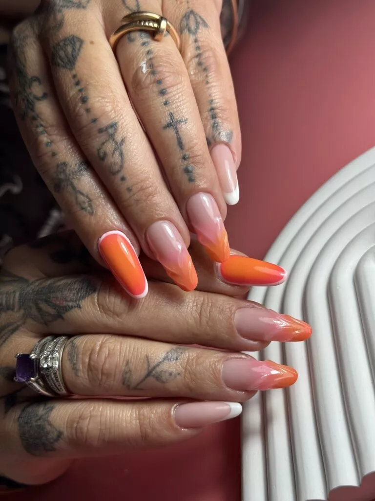 AIRBRUSH Cette formation permet aux professionnelles de découvrir et maîtriser l’utilisation de l’aérographe (airbrush) pour la décoration d’ongles. Elle combine l’apprentissage technique de l’appareil, l’entretien, la colorimétrie, la création de dégradés ainsi que l’utilisation de pochoirs pour un rendu professionnel, précis et rapide.