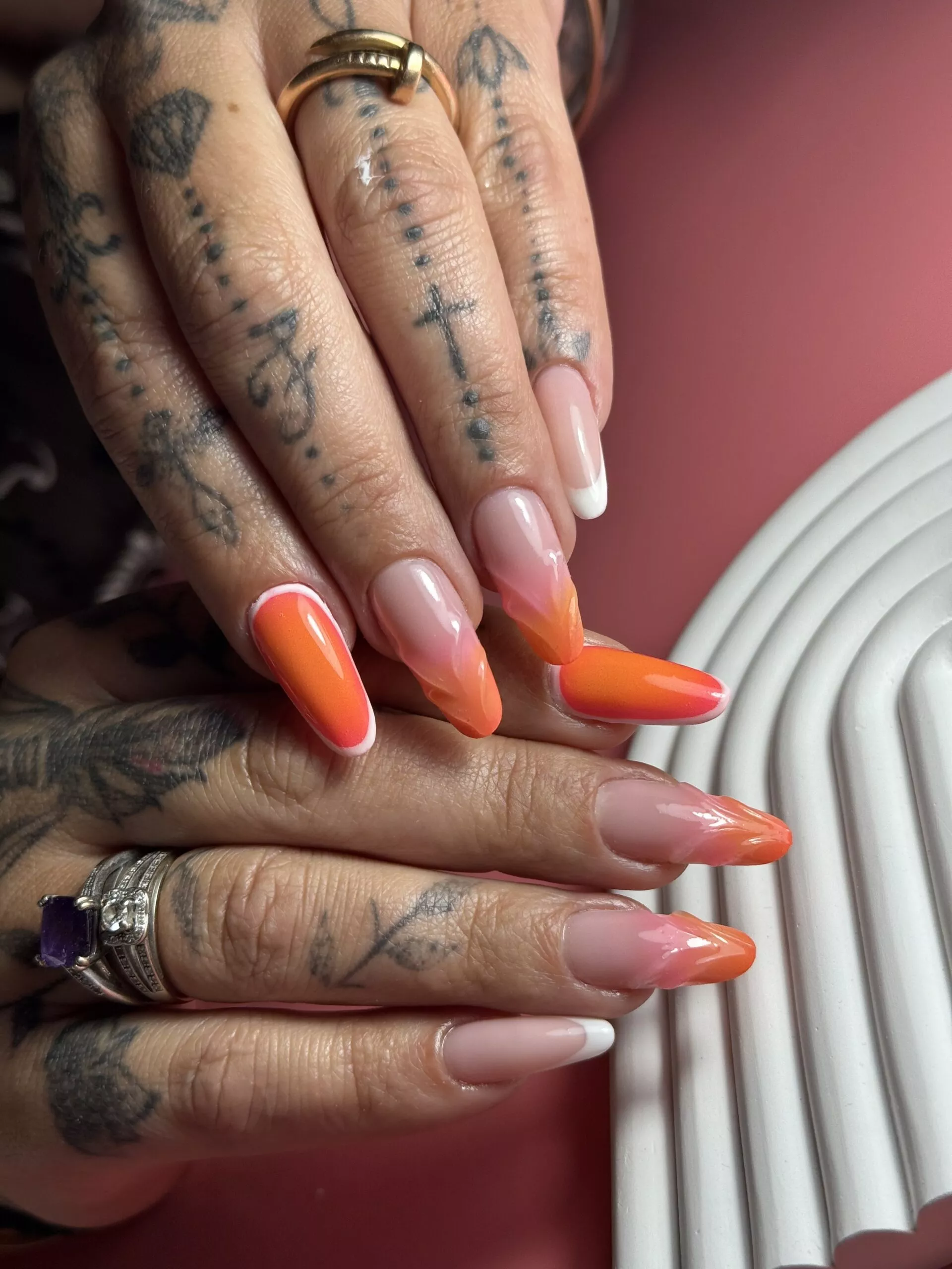 AIRBRUSH Cette formation permet aux professionnelles de découvrir et maîtriser l’utilisation de l’aérographe (airbrush) pour la décoration d’ongles. Elle combine l’apprentissage technique de l’appareil, l’entretien, la colorimétrie, la création de dégradés ainsi que l’utilisation de pochoirs pour un rendu professionnel, précis et rapide.